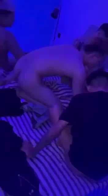 精神小伙激战陈美娇，1V7混战高潮不断，激情四射，成人内容引爆热点