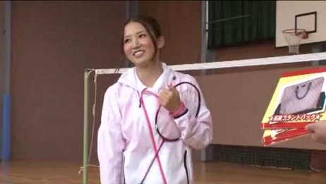 深夜综艺恶作剧：美女羽毛球运动员制服诱惑，运动场上的激情对决