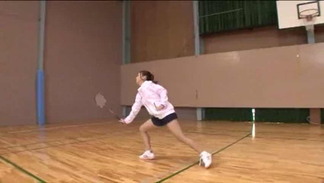 美女羽毛球运动员性感热裤秀美腿，深夜综艺激情对决，运动汗水与性感交织。