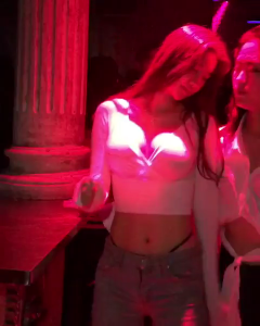 清纯制服模特美腿诱惑，爆乳网红摇曳生姿