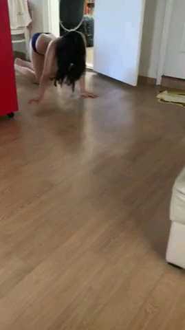 韩国小母狗私密调教片放送：柔顺少女被严厉调教，呻吟声回荡在密室中，身体在鞭打与抚慰间颤抖，屈服于主人的绝对控制。