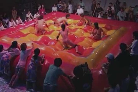 日本全裸综艺：小姐姐泪洒现场 深夜激情告白（女同 AV解说）
