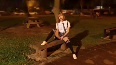 深夜公园，韩国美TS自慰，颜值出众，激情射精，值得一看 公园自慰