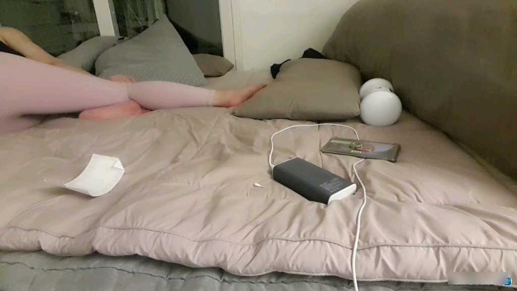 【afreecaTV】主播宿醉后直播睡觉 意外露出私密部位 路人围观惊呼