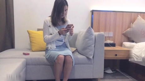 极品探花：酷似张柏芝少妇 老公不行 偷腥3P狂欢