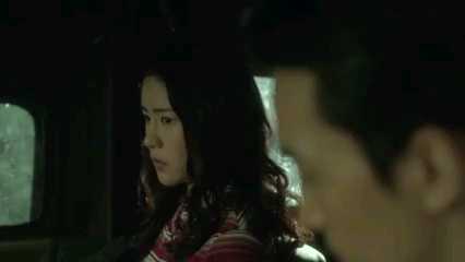 车内激情难耐，韩国美女与猛男在狭小空间里狂野缠绵，呻吟声此起彼伏，春色无边。