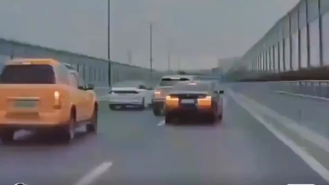 车祸冲突升级，男子持刀捅人，现场混乱不堪，成人内容曝光 吃瓜 热门事件