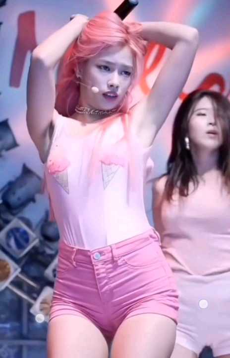韩国女团热辣表演，性感美腿引人入胜，辣妹风情万种，诱惑女神降临。