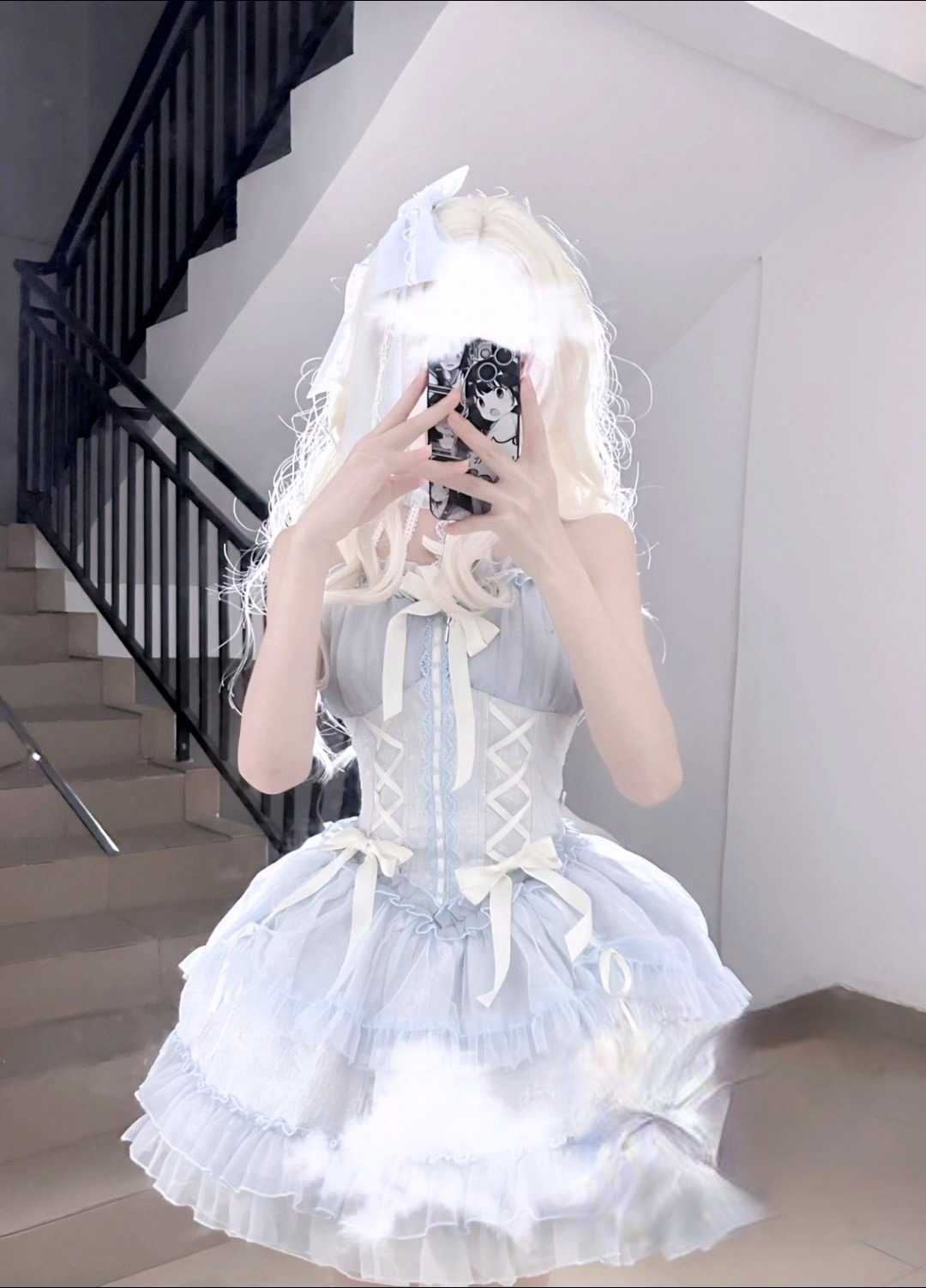 金发萝莉小天使被男友后入狂插，呻吟声回荡，身体颤抖不止，少女的娇嫩被彻底征服。
