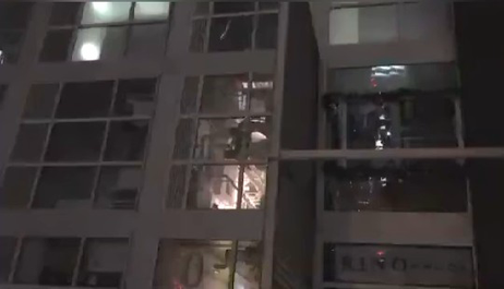 上海松江区路边健身房落地窗三人激情表演引路人围观讨论 街拍吃瓜