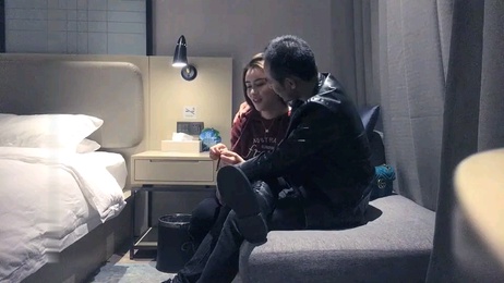 大叔现金约会气质纹身妹，叫声撩人，无法自拔 直播探花