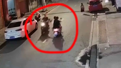 妇人带娃骑车被踹飞，裙底春光外露引路人围观
