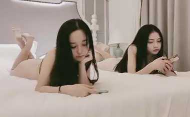 萝莉双飞，闺蜜互舔，轮流插弄，尽享快感。