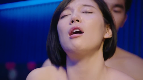 酒吧熟女短发美女勾引，强行带入房间，无码舔阴激情一夜