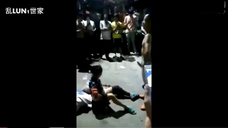 老夫妻公园长椅激情缠绵，围观群众狂欢不已，熟女风情万种引人入胜。#公共场合 #熟女诱惑