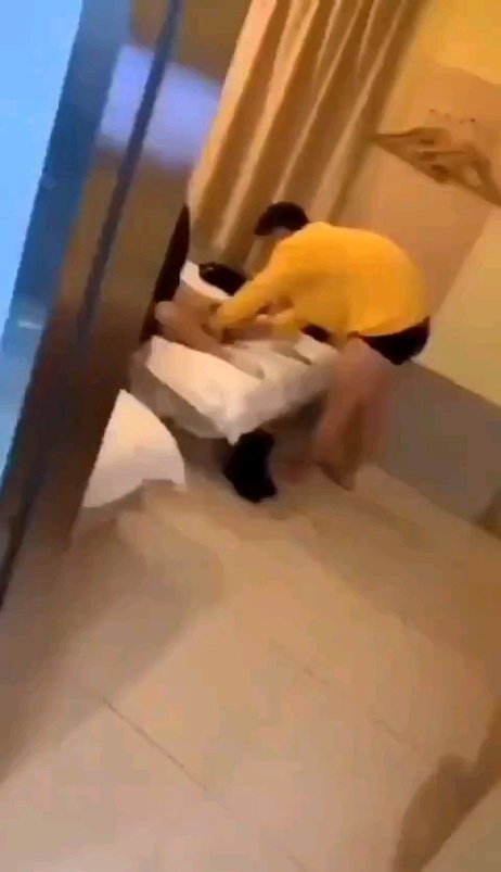 南京交通女学生宿醉后群P通奸偷情猎奇夜