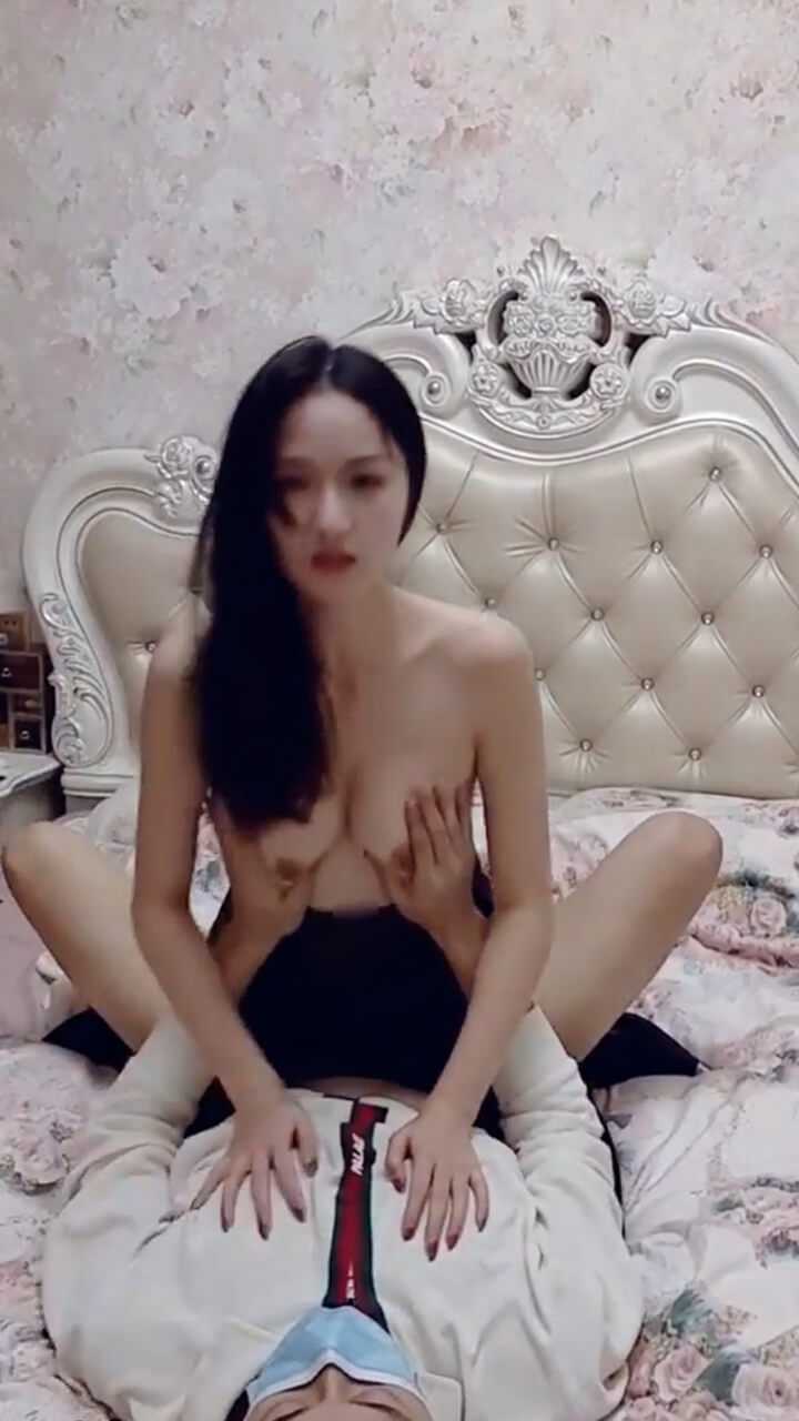 小哥哥无套抽插大奶女神，巨乳甜心黑丝袜诱惑，激情碰撞，呻吟连连。 小哥哥无套抽插大奶女神黑丝袜诱惑激情碰撞呻吟连连