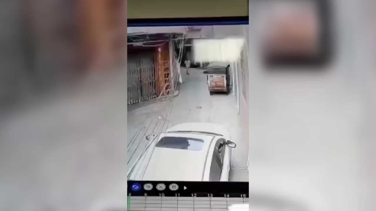 街头变态狂暴行，少女惨遭毒手，黑料曝光，吃瓜群众震惊。