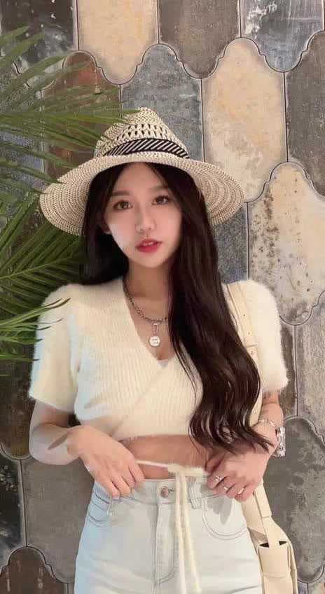 浓密秀发美女自拍 诱人曲线迷人笑容