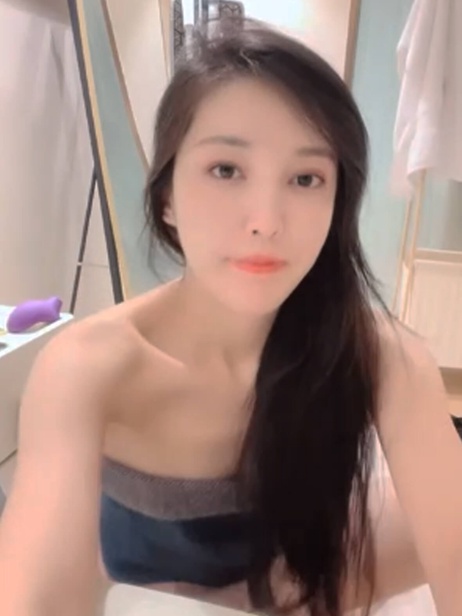 最骚女神小结巴下海给男炮友狂操粉穴美腿