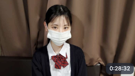 18岁少女清纯诱惑，便服制服双重享受，单恋心事，青春激情。 重写后的标题： 青春少女双重诱惑：便服制服，单恋心事