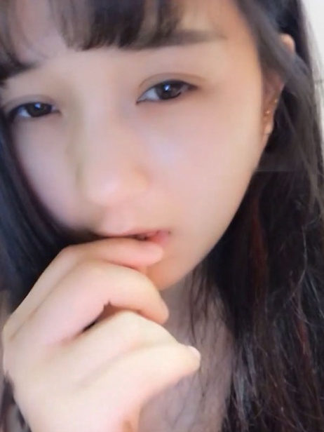 清心叶落大人诱惑福利姬，爱液沾染薯条，口感更佳，清纯白虎女郎的挑逗游戏