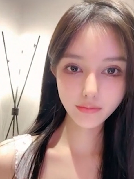 香肩白嫩的福利姬香奈奈，甜美声音令人沉醉，被带入床笫之间。