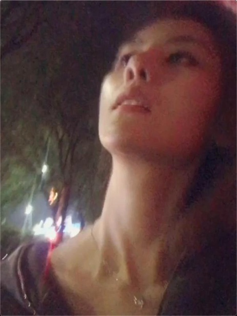 夜色中的诱惑：寻找小哥哥的露骨冒险