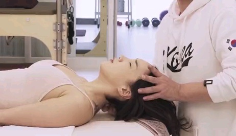 韩国美女正骨按摩：看美女还能学技术，享受极致放松时刻 按摩美女 成人按摩
