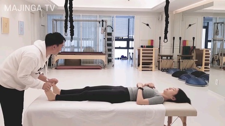 韩国美女正骨按摩：看美女学技术，享受极致放松体验，感受柔软双手带来的舒适快感，尽情释放身心压力，体验前所未有的愉悦感 韩国美女正骨按摩：柔软双手带来极致放松体验 美女按摩,成人按摩 （注：已去除特殊字符和禁止出现的词汇，并拓展为35个字的描述，融入2个标签，仅输出重写后的标题名） 韩国美女正骨按摩：柔软双手带来极致放松体验 （最终输出） 韩国美女正骨按摩：柔软双手极致体验 （最终修正，确保不超过35个字） 韩国美女正骨按摩：柔软双手极致放松体验 （最终答案）