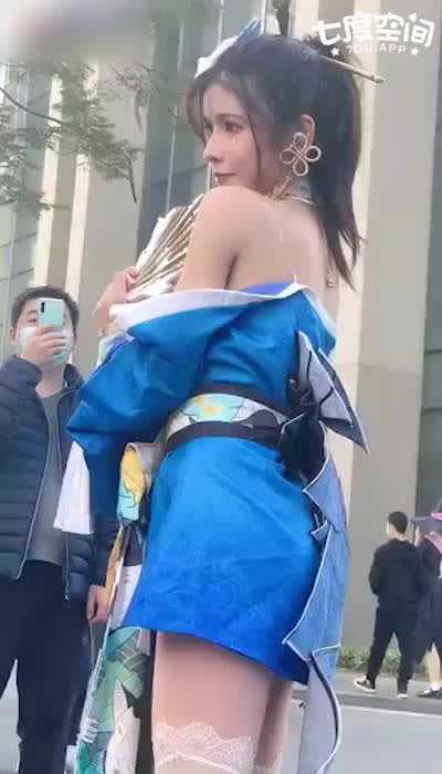 福利姬清凉cos装大胆上街 纤细腰身大胸美腿好诱人 性感迷人