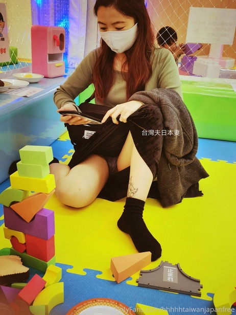 早晨的第一炮：台湾丈夫与日本妻子，美乳少妇尽享口交之乐。