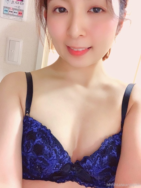 台湾夫日本妻床上激情，美乳少妇口交诱惑，拍照记录狂野时刻。
