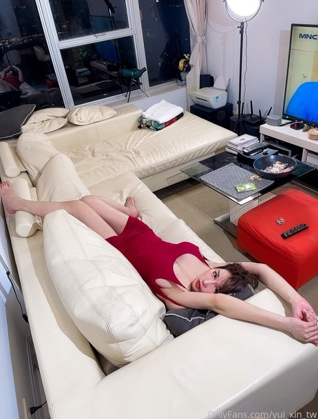 调教女神尤里：制服诱惑，美乳诱人，主人专属快感
