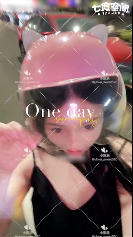 小梨涡福利姬大胆自拍，巨乳漏奶骑车诱惑