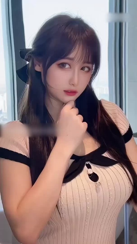小九九Micokey的诱人曲线，巨乳迷人，令人沉醉。