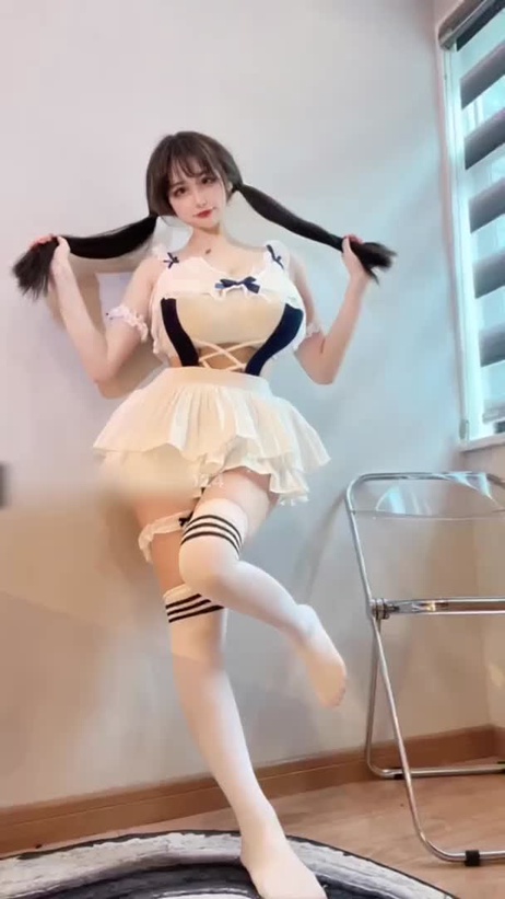 巨乳洋装紧绷，春光乍泄，美腿诱人，小九九Micokey私密时刻