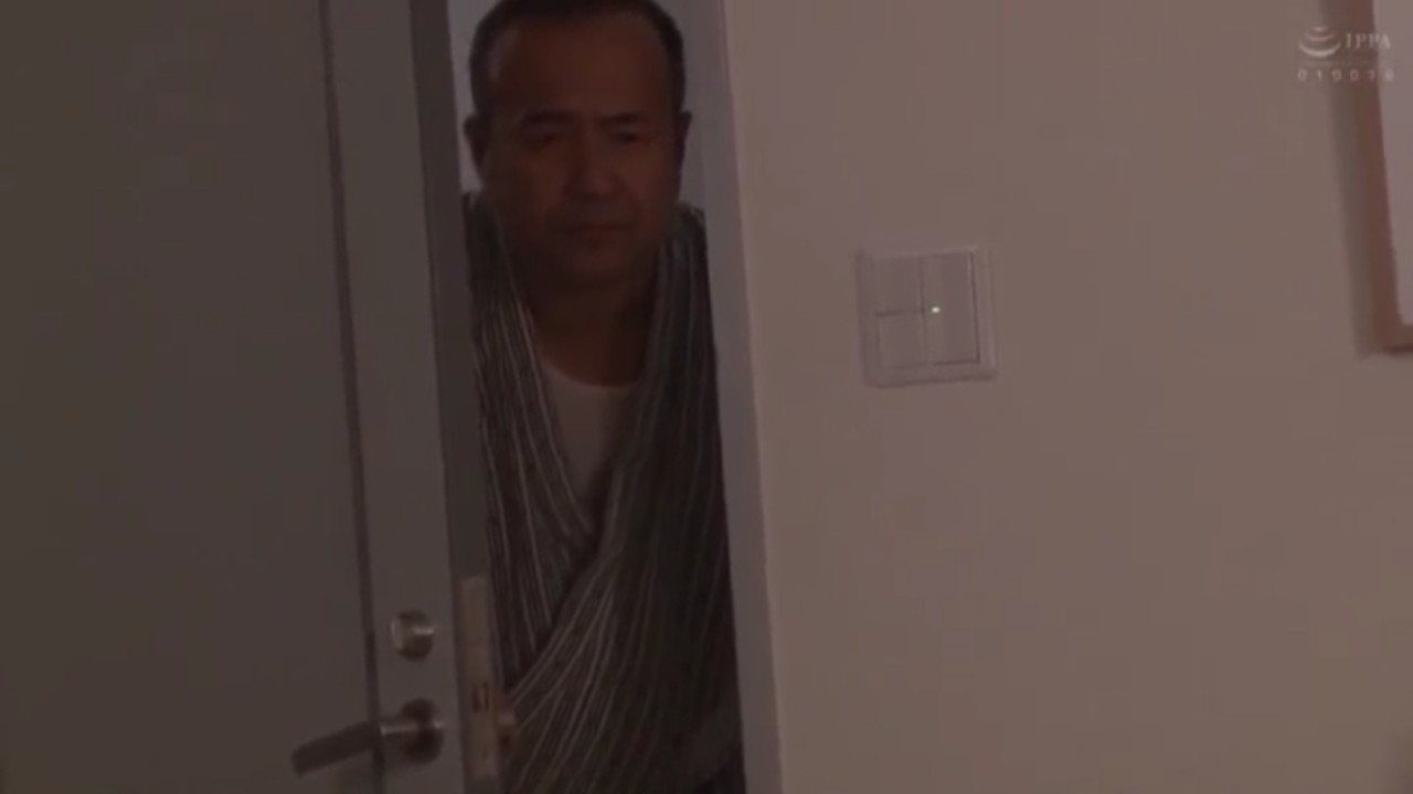 老公公偷窥儿媳与儿子缠绵，忍不住加入乱战，激情四射。