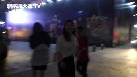 《街头直击：女友出轨实录，老实男友遭背叛，成人情趣大揭秘》#成人#情趣