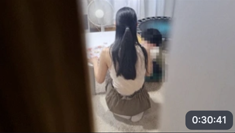 巨乳人妻客厅偷情，不料被孩子撞见，尴尬又刺激的场面。