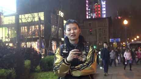 上海街头，華人小夥巧舌如簧骗吻正妹，激情四射 成人综艺 街头挑逗