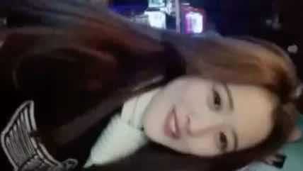 与兄弟的老婆偷情，边接电话边享受她的柔软身体，她的呻吟声在电话中回荡，我被她的美色和禁忌的快感彻底征服。 电话中的禁忌之爱：与兄弟老婆的偷情之旅