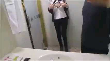 卫生间里，辣妹边打电话边享受口交的快感，呻吟声回荡。 重写后的标题： 卫生间偷情，辣妹电话中享受口交快感