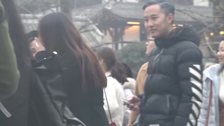 街头恶搞：陌生人惊讶看鸡吧 成人综艺 尴尬又刺激的街头恶搞