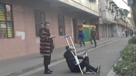 街头实验：假扮残疾人撩妹挑战 成人诱惑 社会实验