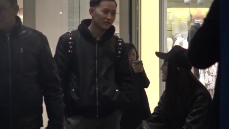三分钟速成技巧：与陌生美女十指相扣的终极秘籍 #成人 #社交技巧