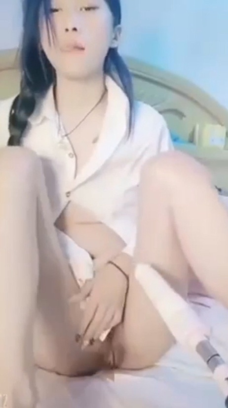 清纯妹子玩电动棒 疯狂插逼淫叫声不断 诱人美腿尽显风情
