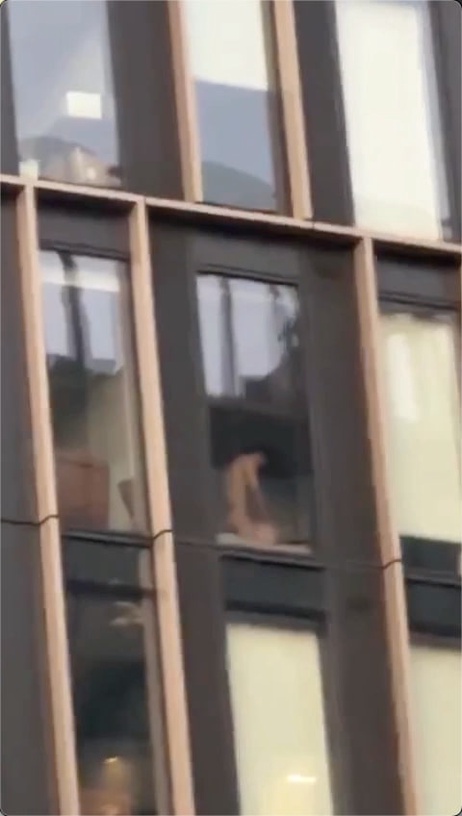伯明翰情侣白日激情 窗帘未拉引路人围观 故意找刺激 热门事件 社会新闻 重写后标题： 伯明翰情侣白昼狂欢 窗帘半开引围观 故意挑逗路人