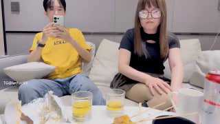 良家眼镜女夜宵诱惑，推倒脱光尽显淫荡本色，瘦子探花共赴春宵