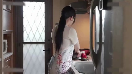 小野优子午后诱惑：丈夫不在，穿着性感内衣勾引纯洁处女